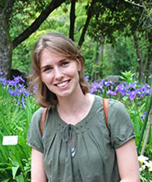 (A)biotic stress in Ilex crenata: solving problems of soil pH and black root rot