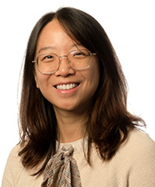 How does far-red radiation influence the fruit set of sweet pepper?